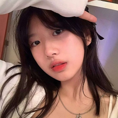 我叫黃小婷我是大二學(xué)生英文