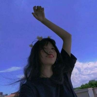 女同學(xué)光著胸奶頭給人玩