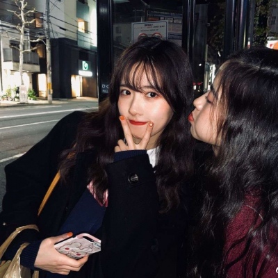 班花裸身將兩腿扒開讓全班吃