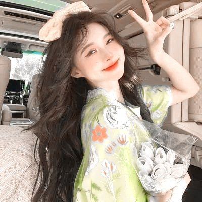 扒開她粉嫩的小縫尿進去H漫畫