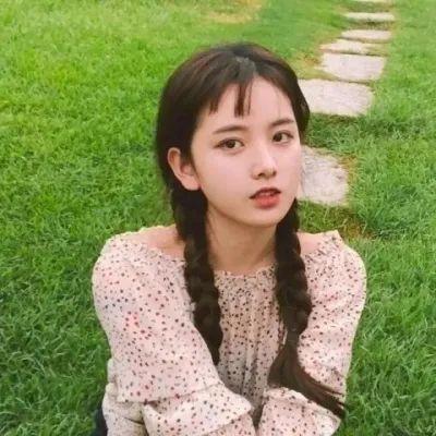 趙哥城中出租屋門口等客的紅衣女子