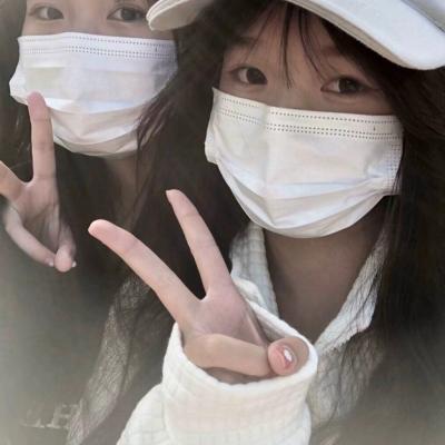 一個(gè)男生用一只手捏女生臉腮幫子