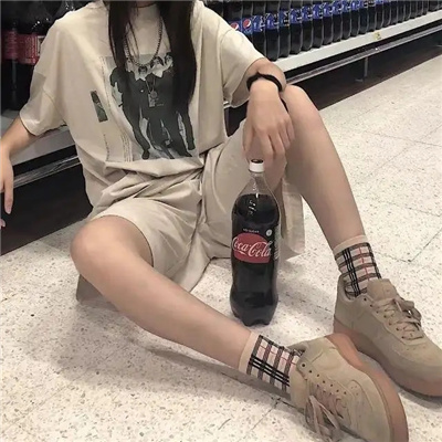 先催眠,再剪衣服