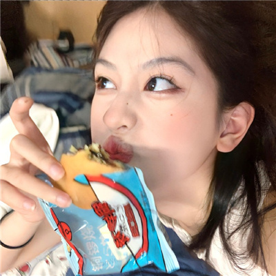 指甲有豎紋凹凸不平