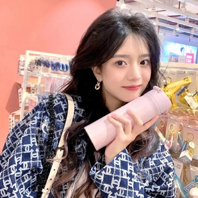 隔著衣服玩弄奶頭嗯啊漫畫