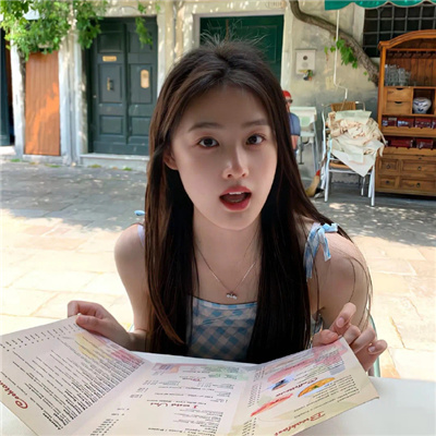 女生內(nèi)褲上有白色的分泌物黏黏的