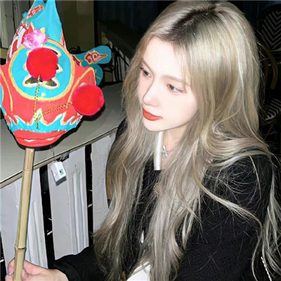 少女吃大狙的背后