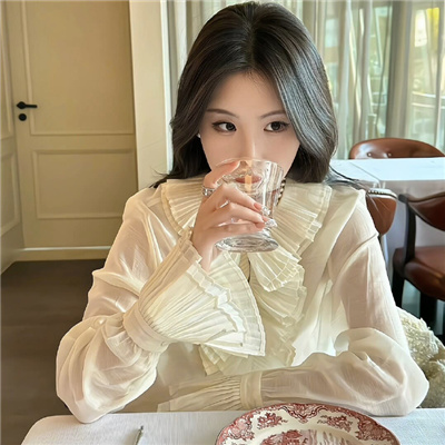 班長(zhǎng)讓我吃她胸 摸她奶作文