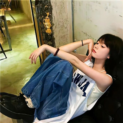 舌頭底下舔著有小硬疙瘩視頻